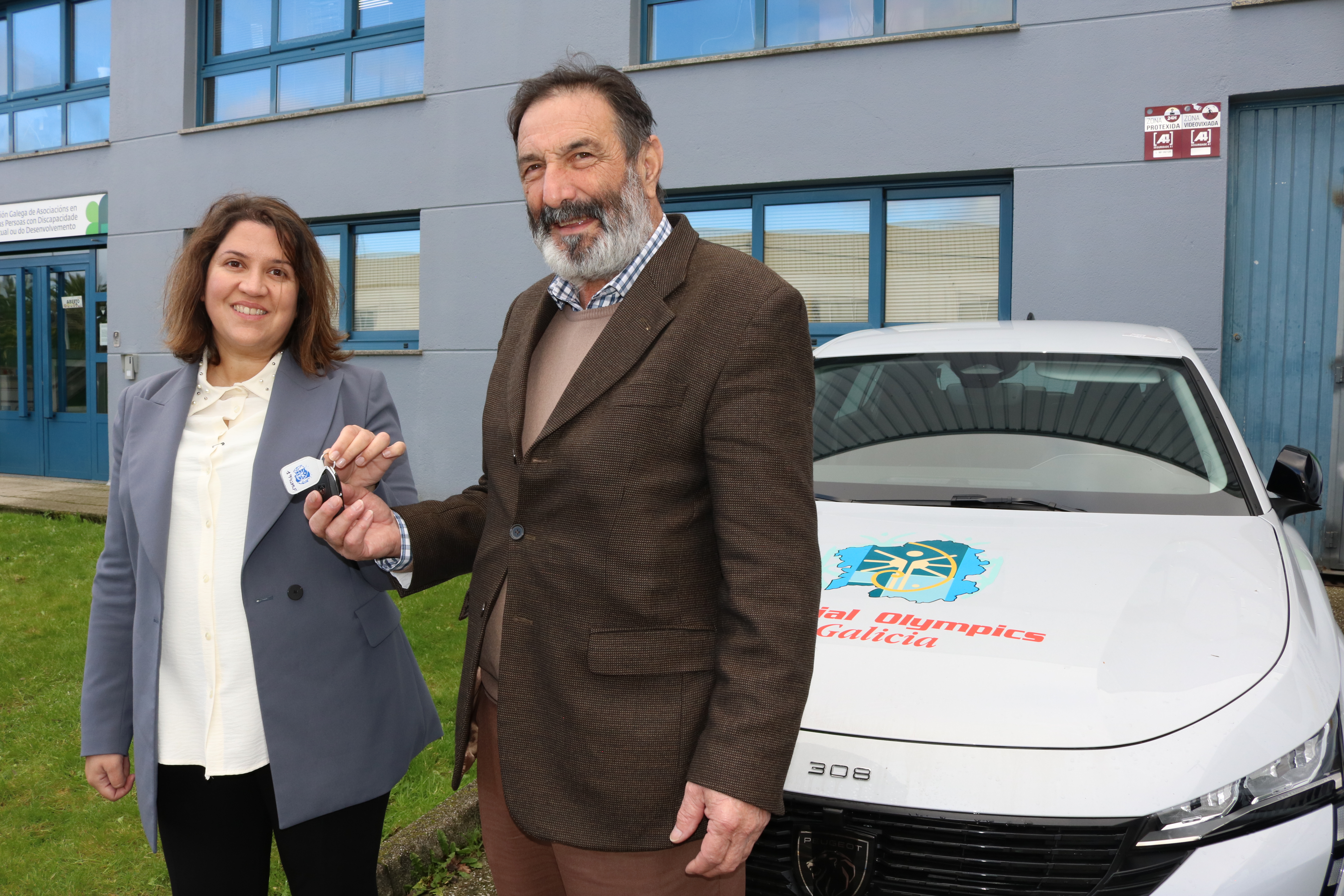 La Directora General de Personas con Discapacidad entrega un nuevo vehículo con etiqueta cero a Special Olympics Galicia